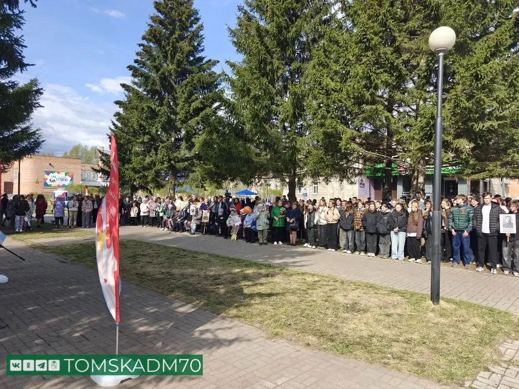 В пос. Светлый Октябрьского района на главной площади жители тоже отметили праздник Победы В пос. Светлый Октябрьского района на главной площади жители тоже отметили праздник Победы