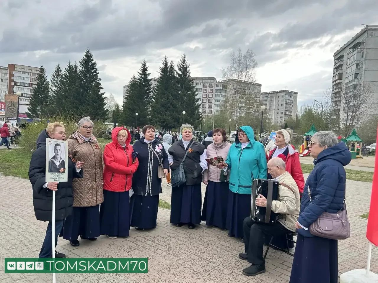 В пос. Светлый Октябрьского района на главной площади жители тоже отметили праздник Победы В пос. Светлый Октябрьского района на главной площади жители тоже отметили праздник Победы