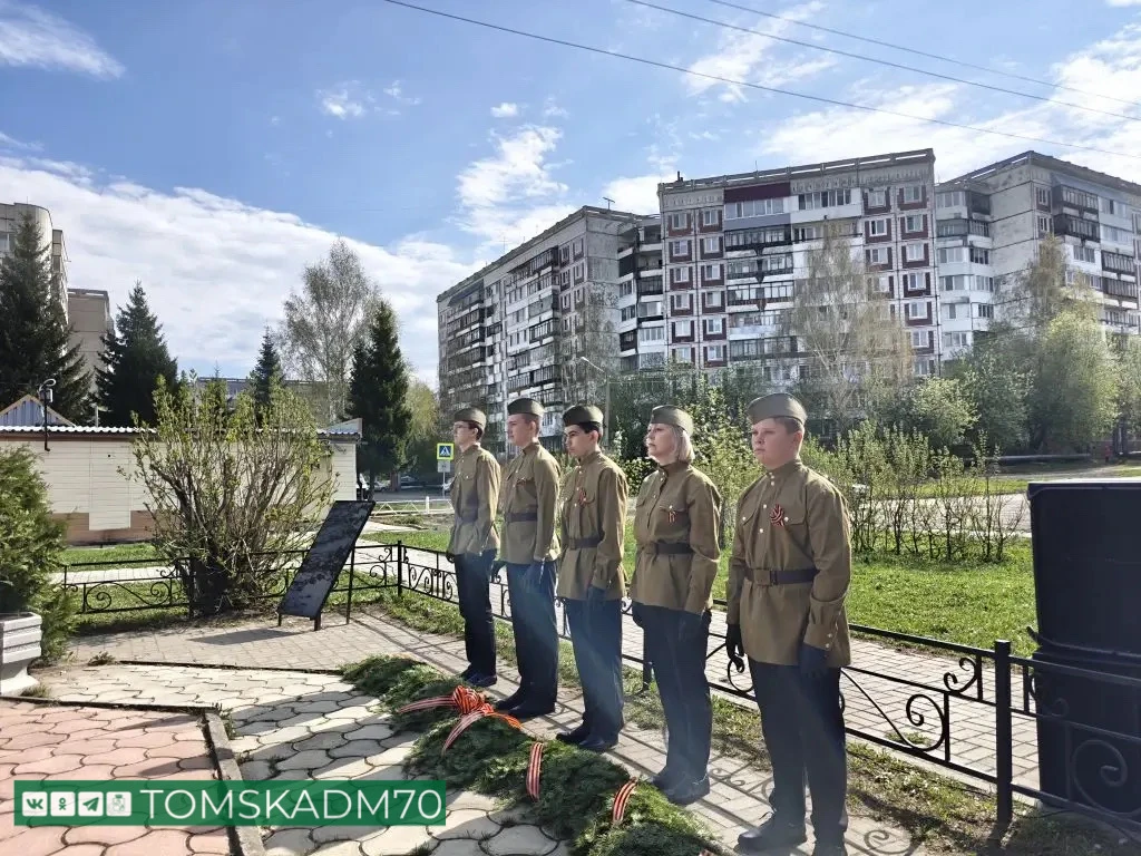 В пос. Светлый Октябрьского района на главной площади жители тоже отметили праздник Победы