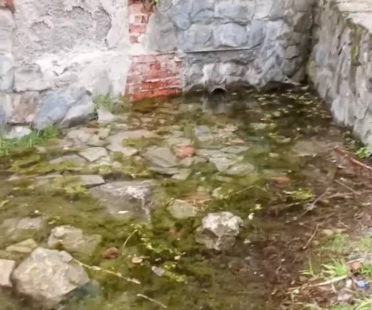 Коммунальщики прочистили водосток у «Божьей росы» после жалоб томичей