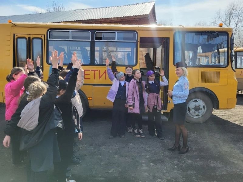 В Колпашевском районе сотрудники Госавтоинспекции провели урок безопасности со школьниками, проживающими в сельских поселениях и добирающихся к месту учебы «школьным» автобусом В Колпашевском районе сотрудники Госавтоинспекции провели урок безопасности со школьниками, проживающими в сельских поселениях и добирающихся к месту учебы «школьным» автобусом