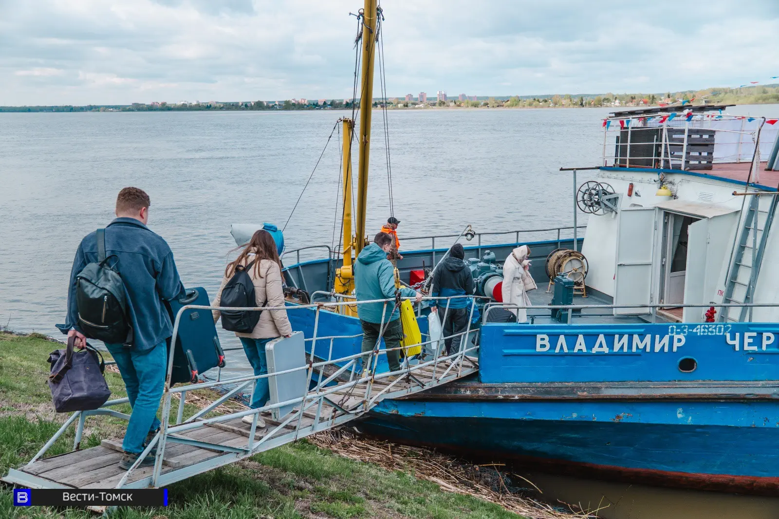 Врачи томской "Плавучей поликлиники" отправились в очередной рейс — показываем, как это было Врачи томской "Плавучей поликлиники" отправились в очередной рейс — показываем, как это было