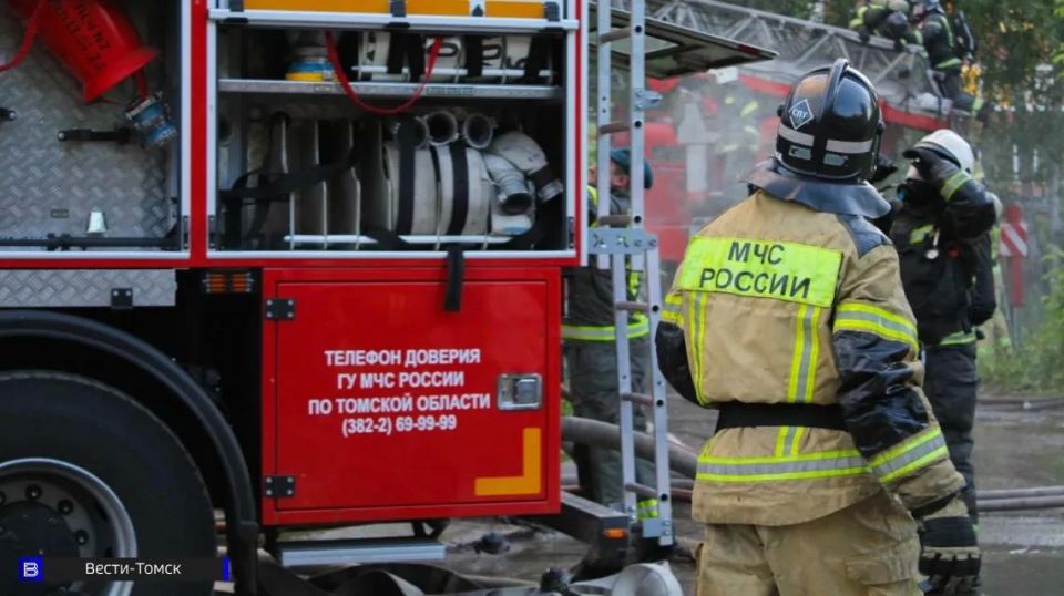 Пожарные спасли 6 человек из горящего дома в Томске