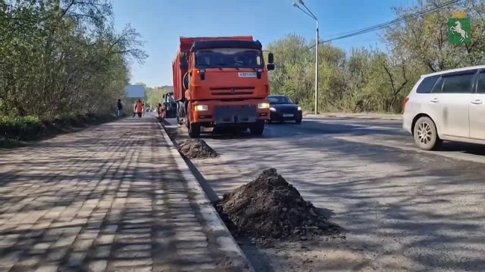 Более 11 км прибордюрной части дорог очистили за выходные