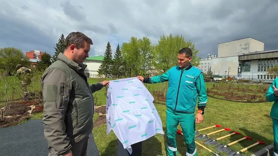 Дмитрий Махиня: Сегодня вместе с руководителем СИБУРа Рамилем Рябиковым открыли в Томске сиреневый сад, который стал подарком для всех томичей