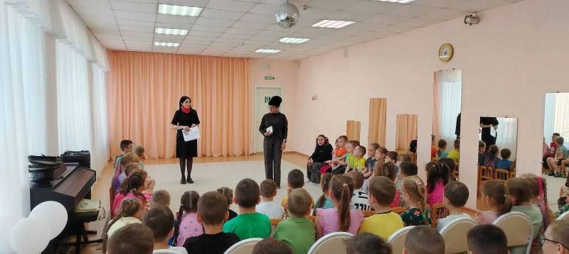 В преддверии летних каникул полицейские встретились с выпускными группами дошкольного учреждения В преддверии летних каникул полицейские встретились с выпускными группами дошкольного учреждения