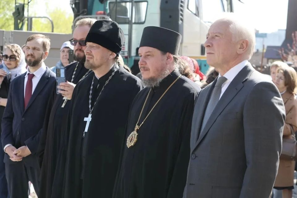 Владимир Мазур: Сегодня в Хромовке освятили и установили купола и кресты строящегося храма святого праведного Феодора Томского – одного из самых почитаемых в Сибири святых Владимир Мазур: Сегодня в Хромовке освятили и установили купола и кресты строящегося храма святого праведного Феодора Томского – одного из самых почитаемых в Сибири святых
