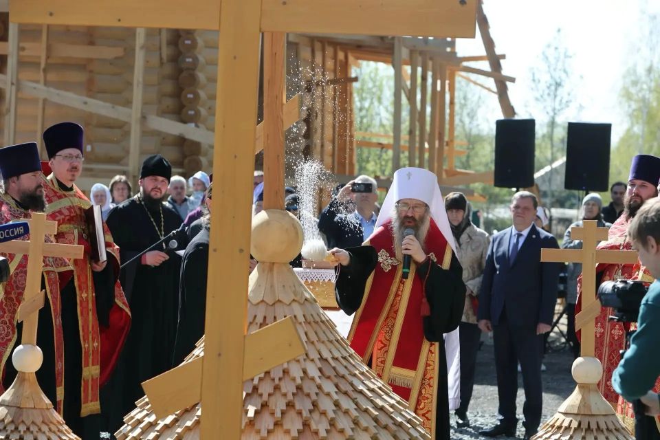 Владимир Мазур: Сегодня в Хромовке освятили и установили купола и кресты строящегося храма святого праведного Феодора Томского – одного из самых почитаемых в Сибири святых Владимир Мазур: Сегодня в Хромовке освятили и установили купола и кресты строящегося храма святого праведного Феодора Томского – одного из самых почитаемых в Сибири святых