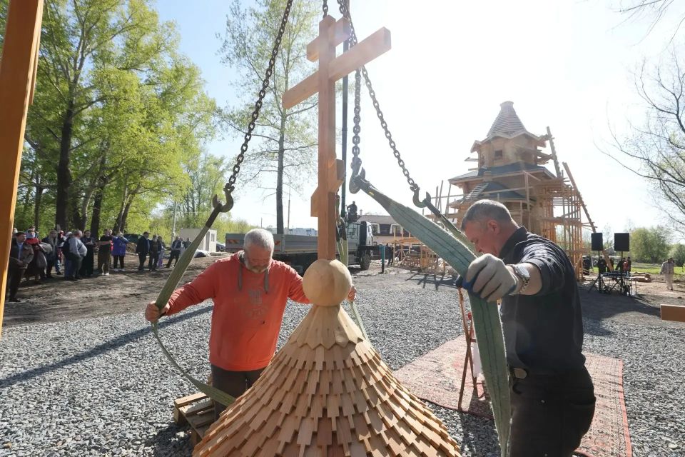 Владимир Мазур: Сегодня в Хромовке освятили и установили купола и кресты строящегося храма святого праведного Феодора Томского – одного из самых почитаемых в Сибири святых