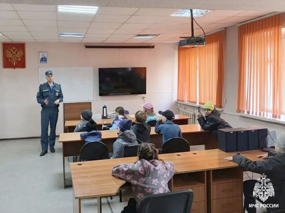 Огонь — не игрушка! Второклассники из 47-й школы побывали в гостях у пожарных Огонь — не игрушка! Второклассники из 47-й школы побывали в гостях у пожарных