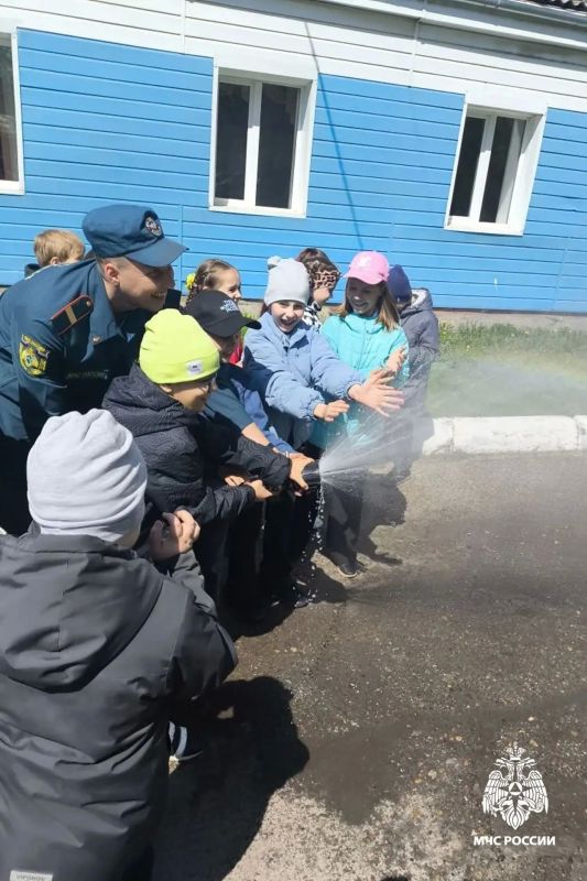 Огонь — не игрушка! Второклассники из 47-й школы побывали в гостях у пожарных Огонь — не игрушка! Второклассники из 47-й школы побывали в гостях у пожарных