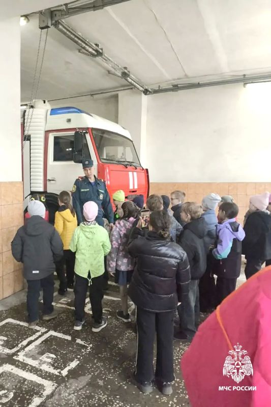 Огонь — не игрушка! Второклассники из 47-й школы побывали в гостях у пожарных Огонь — не игрушка! Второклассники из 47-й школы побывали в гостях у пожарных