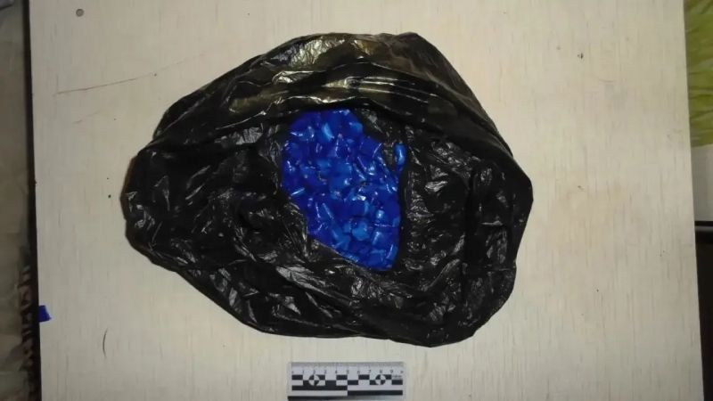 Сотрудники отдела по контролю за оборотом наркотиков ОМВД России по Кировскому району города Томска, реализуя полученную оперативную информацию, задержали двух ранее не судимых местных жителей, 2006 и 2002 годов рождения... Сотрудники отдела по контролю за оборотом наркотиков ОМВД России по Кировскому району города Томска, реализуя полученную оперативную информацию, задержали двух ранее не судимых местных жителей, 2006 и 2002 годов рождения...