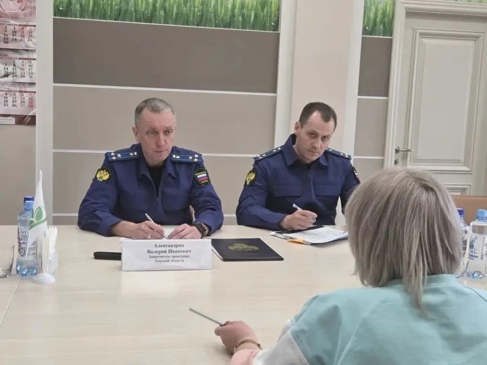 Заместитель прокурора Томской области Валерий Александрин провел выездной личный прием сотрудников агрокомплекса