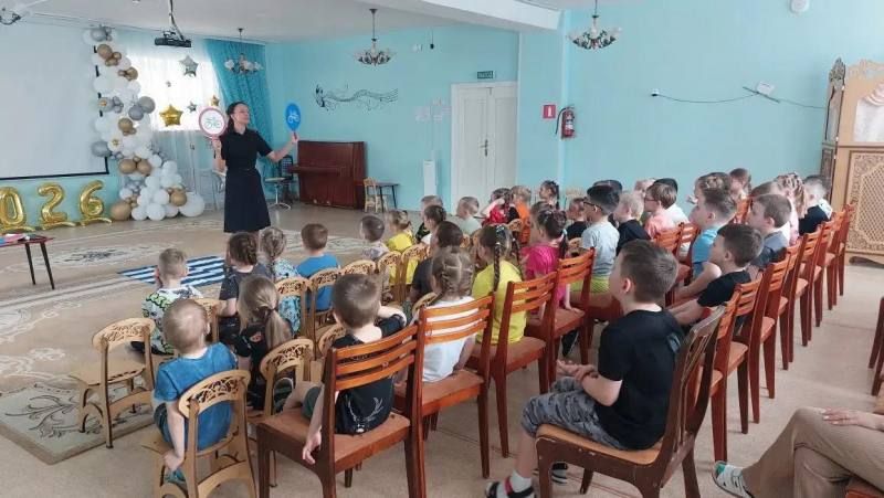В городе Стрежевом в преддверии летних каникул полицейские посетили подготовительные группы детского дошкольного учреждения «Росинка» В городе Стрежевом в преддверии летних каникул полицейские посетили подготовительные группы детского дошкольного учреждения «Росинка»
