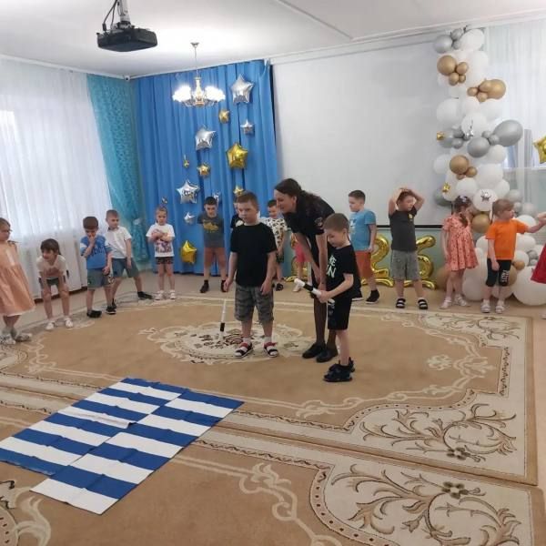 В городе Стрежевом в преддверии летних каникул полицейские посетили подготовительные группы детского дошкольного учреждения «Росинка» В городе Стрежевом в преддверии летних каникул полицейские посетили подготовительные группы детского дошкольного учреждения «Росинка»