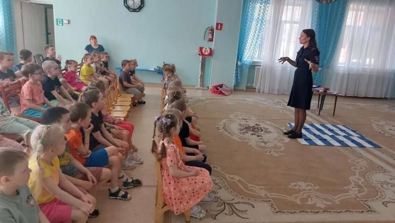 В городе Стрежевом в преддверии летних каникул полицейские посетили подготовительные группы детского дошкольного учреждения «Росинка» В городе Стрежевом в преддверии летних каникул полицейские посетили подготовительные группы детского дошкольного учреждения «Росинка»