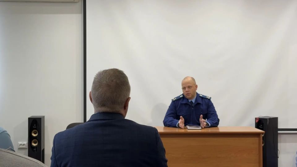 Прокурор ЗАТО г. Северск Томской области Алексей Васильев провел выездной личный прием работников теплосетевой организации