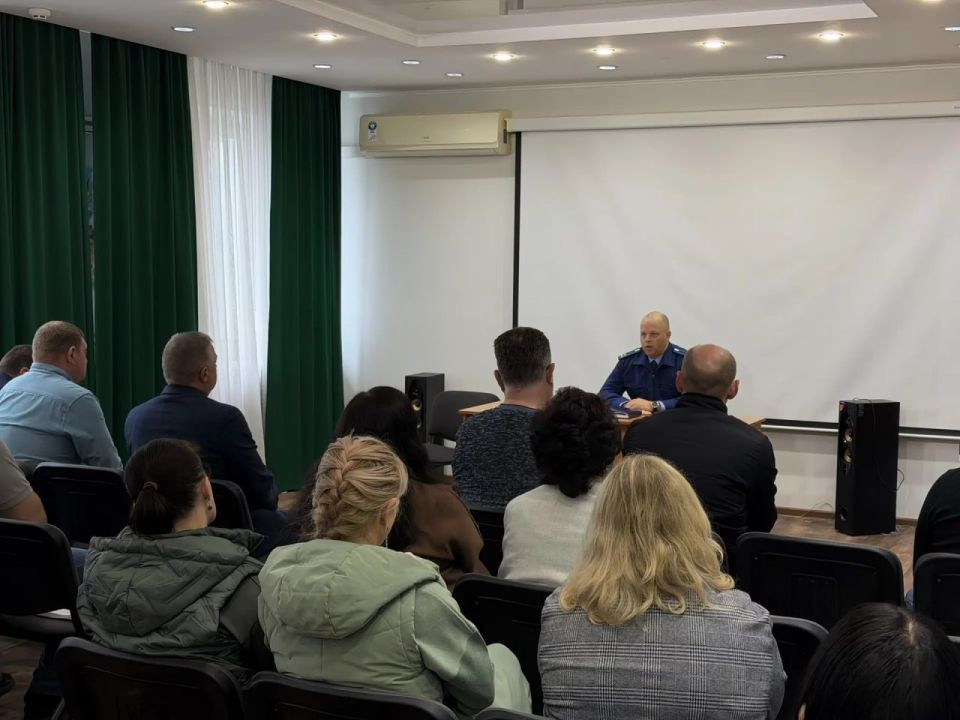 Прокурор ЗАТО г. Северск Томской области Алексей Васильев провел выездной личный прием работников теплосетевой организации Прокурор ЗАТО г. Северск Томской области Алексей Васильев провел выездной личный прием работников теплосетевой организации