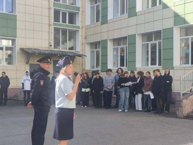 Томские полицейские провели профилактическую беседу с учениками 9 классов МАОУ СОШ №42 города Томска