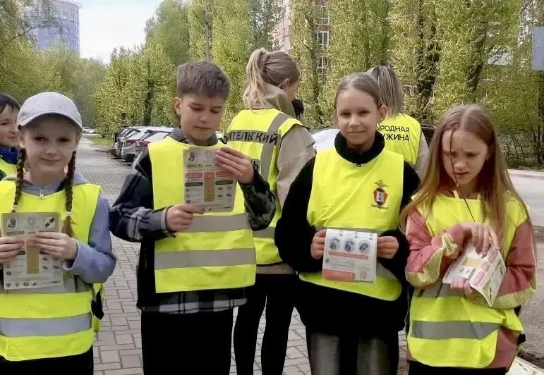В Томске сотрудники Госавтоинспекции совместно с юными инспекторами движения прогимназии «Кристина», родительским патрулем и дружинником администрации Кировского района провели профилактическую акцию с родителями школьников В Томске сотрудники Госавтоинспекции совместно с юными инспекторами движения прогимназии «Кристина», родительским патрулем и дружинником администрации Кировского района провели профилактическую акцию с родителями школьников