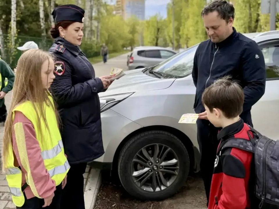 В Томске сотрудники Госавтоинспекции совместно с юными инспекторами движения прогимназии «Кристина», родительским патрулем и дружинником администрации Кировского района провели профилактическую акцию с родителями школьников В Томске сотрудники Госавтоинспекции совместно с юными инспекторами движения прогимназии «Кристина», родительским патрулем и дружинником администрации Кировского района провели профилактическую акцию с родителями школьников