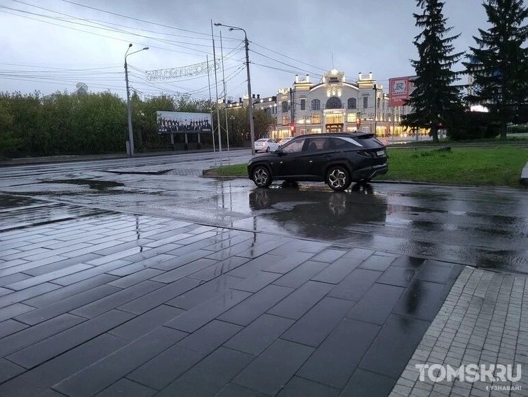 Мастера томской парковки: стоянка на встречной полосе или закрытая «зебра» Мастера томской парковки: стоянка на встречной полосе или закрытая «зебра»