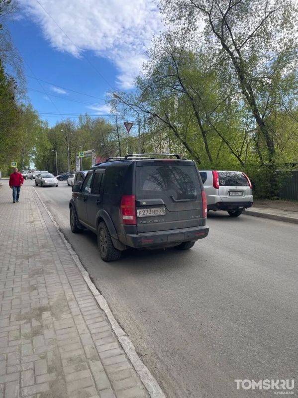 Мастера томской парковки: стоянка на встречной полосе или закрытая «зебра» Мастера томской парковки: стоянка на встречной полосе или закрытая «зебра»