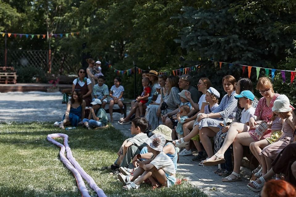 Дом искусств приглашает на июньские события — тёплые, живые и совсем разные по настроению Дом искусств приглашает на июньские события — тёплые, живые и совсем разные по настроению