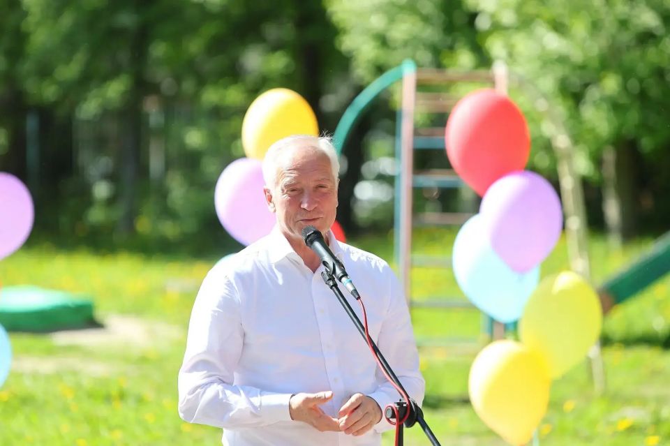 Владимир Мазур: С радостью откликнулся на приглашение поздравить с Днём защиты детей воспитанников центра «Росток» Владимир Мазур: С радостью откликнулся на приглашение поздравить с Днём защиты детей воспитанников центра «Росток»