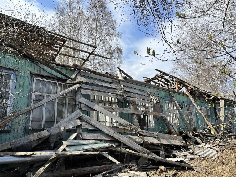 По требованию прокуратуры в центре села Тегульдет Томской области снесено аварийно опасное здание По требованию прокуратуры в центре села Тегульдет Томской области снесено аварийно опасное здание