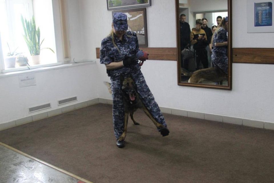 В Центре профессиональной подготовки УМВД России по Томской области состоялось праздничное мероприятие для воспитанников «Центра помощи детям, оставшимся без попечения родителей, Бакчарского района», приуроченное к... В Центре профессиональной подготовки УМВД России по Томской области состоялось праздничное мероприятие для воспитанников «Центра помощи детям, оставшимся без попечения родителей, Бакчарского района», приуроченное к...