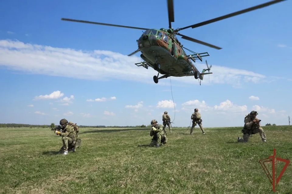 В Томской области спецназ Росгвардии отработал навыки беспарашютного десантирования В Томской области спецназ Росгвардии отработал навыки беспарашютного десантирования