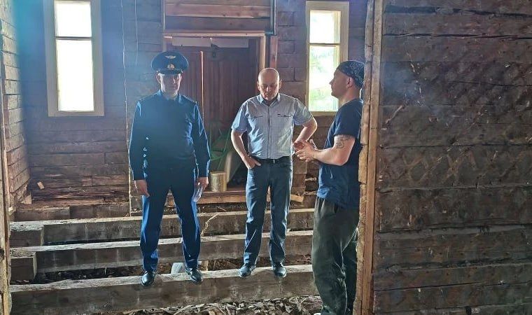 123 Прокурор Парабельского района Томской области Сергей Шабалин оценил темпы капитального ремонта сельского клуба