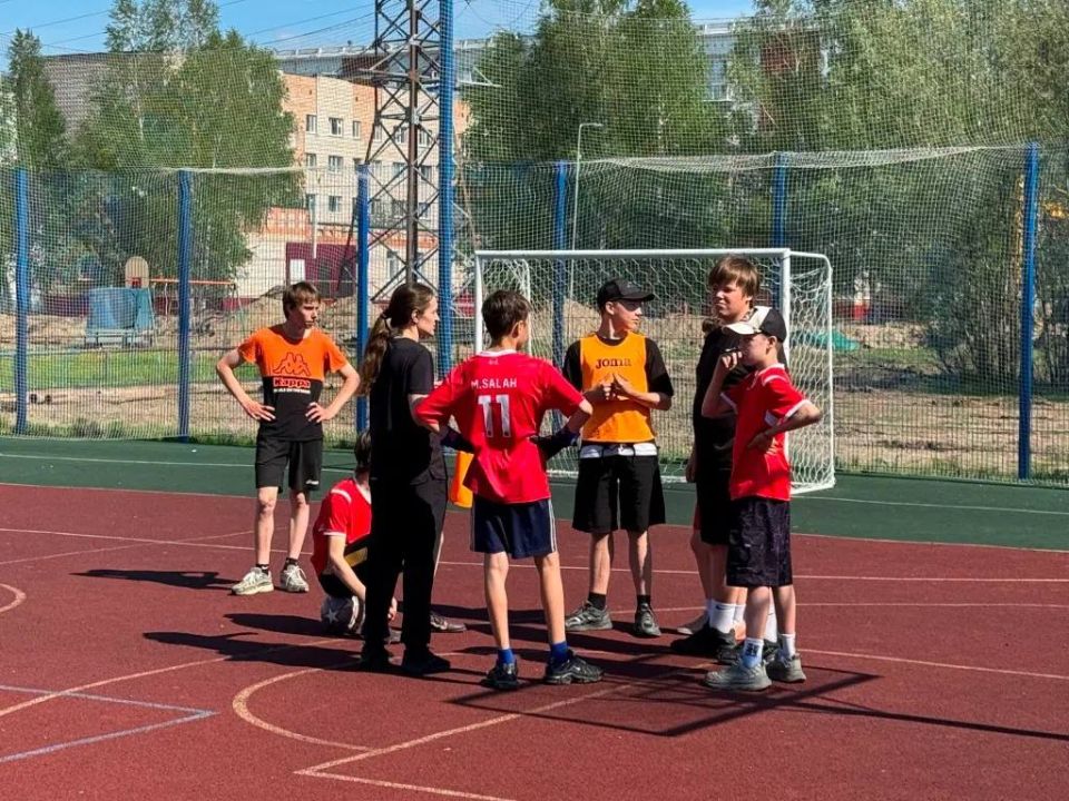 В Томской области полицейские организовали товарищеский футбольный матч для подростков В Томской области полицейские организовали товарищеский футбольный матч для подростков