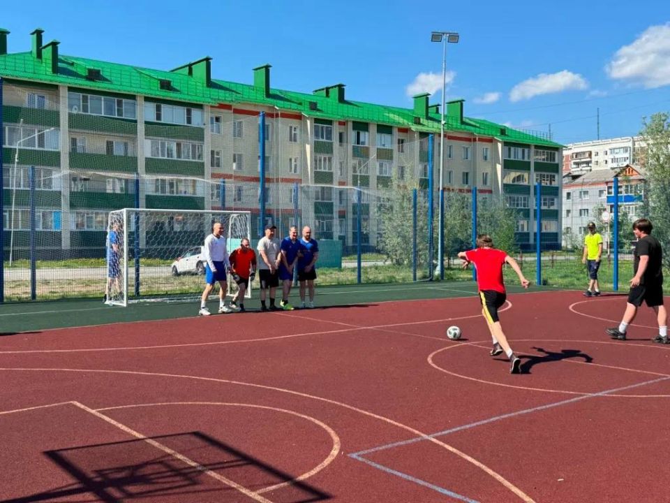 В Томской области полицейские организовали товарищеский футбольный матч для подростков В Томской области полицейские организовали товарищеский футбольный матч для подростков