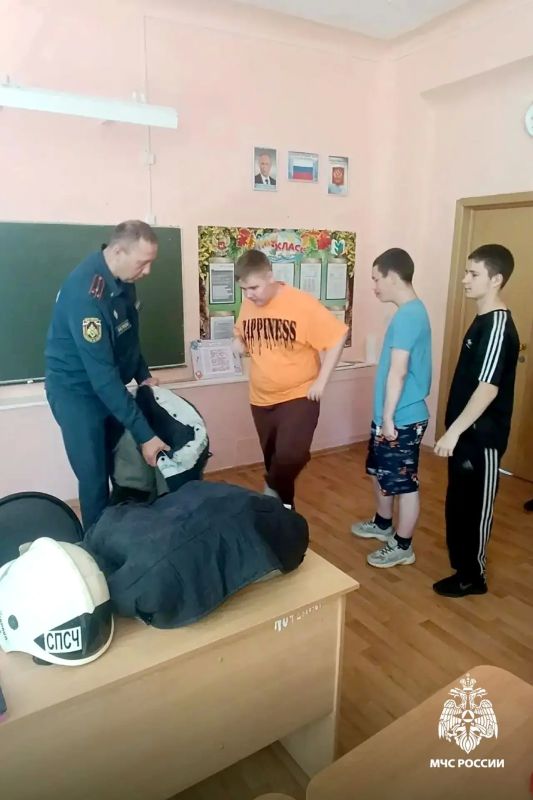 Томские спасатели в гостях у особенных детей Томские спасатели в гостях у особенных детей