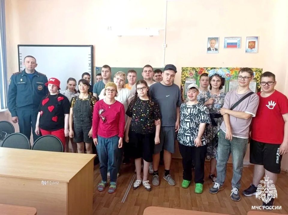 Томские спасатели в гостях у особенных детей