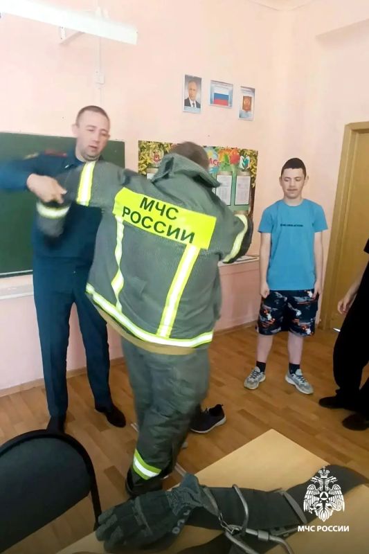 Томские спасатели в гостях у особенных детей Томские спасатели в гостях у особенных детей