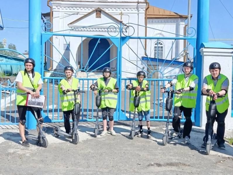Совсем недавно сотрудники районной библиотеке при поддержке стражей порядка запустили проект: «Поехали», участников необычных экскурсий на электросамокатах можно наблюдать на улицах города Колпашева и села Тогур Совсем недавно сотрудники районной библиотеке при поддержке стражей порядка запустили проект: «Поехали», участников необычных экскурсий на электросамокатах можно наблюдать на улицах города Колпашева и села Тогур