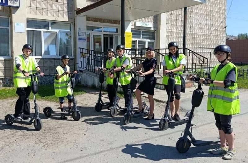 Совсем недавно сотрудники районной библиотеке при поддержке стражей порядка запустили проект: «Поехали», участников необычных экскурсий на электросамокатах можно наблюдать на улицах города Колпашева и села Тогур Совсем недавно сотрудники районной библиотеке при поддержке стражей порядка запустили проект: «Поехали», участников необычных экскурсий на электросамокатах можно наблюдать на улицах города Колпашева и села Тогур