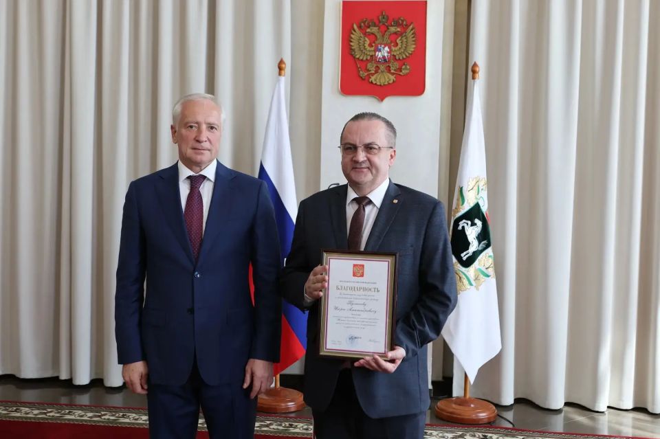 Владимир Мазур: Накануне государственного праздника Дня России вручил государственные и региональные награды землякам за подвиги на фронте и трудовые успехи в тылу Владимир Мазур: Накануне государственного праздника Дня России вручил государственные и региональные награды землякам за подвиги на фронте и трудовые успехи в тылу