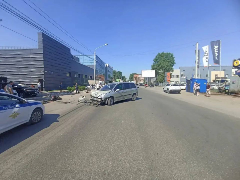 10 июня 2026 года около 09 часов 55 минут в городе Томске, на улице Герцена, 68Б произошло столкновение автомобиля «Пежо 807» и мотоцикла «Бенелли Стелс P2500» 10 июня 2026 года около 09 часов 55 минут в городе Томске, на улице Герцена, 68Б произошло столкновение автомобиля «Пежо 807» и мотоцикла «Бенелли Стелс P2500»
