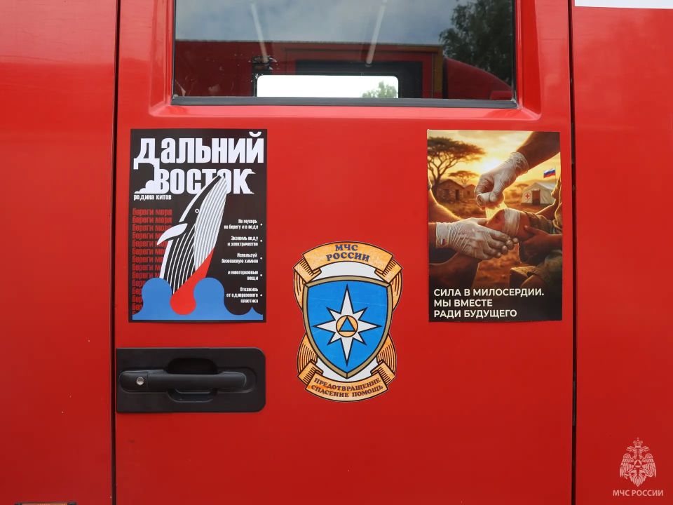 Выставка работ плакатного искусства на пожарных автомобилях Выставка работ плакатного искусства на пожарных автомобилях