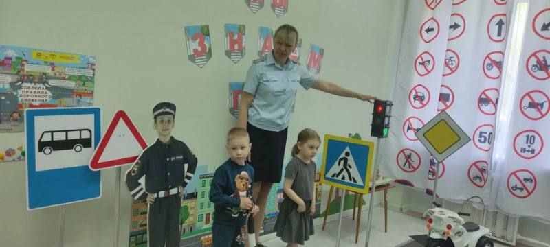 В летний период, когда дети проводят больше времени на улице и в поездках, вопросы безопасности становятся особенно актуальными В летний период, когда дети проводят больше времени на улице и в поездках, вопросы безопасности становятся особенно актуальными