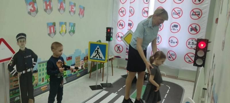 В летний период, когда дети проводят больше времени на улице и в поездках, вопросы безопасности становятся особенно актуальными В летний период, когда дети проводят больше времени на улице и в поездках, вопросы безопасности становятся особенно актуальными