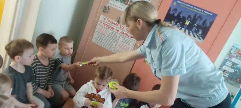 В летний период, когда дети проводят больше времени на улице и в поездках, вопросы безопасности становятся особенно актуальными В летний период, когда дети проводят больше времени на улице и в поездках, вопросы безопасности становятся особенно актуальными