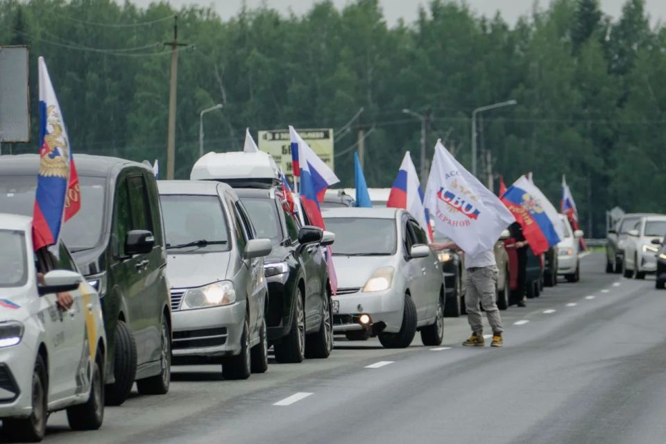 Участники автопробега ко Дню России развернули российский триколор в деревне Губино Участники автопробега ко Дню России развернули российский триколор в деревне Губино