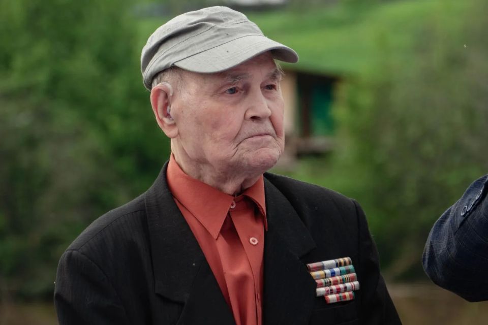 Участники автопробега ко Дню России развернули российский триколор в деревне Губино Участники автопробега ко Дню России развернули российский триколор в деревне Губино