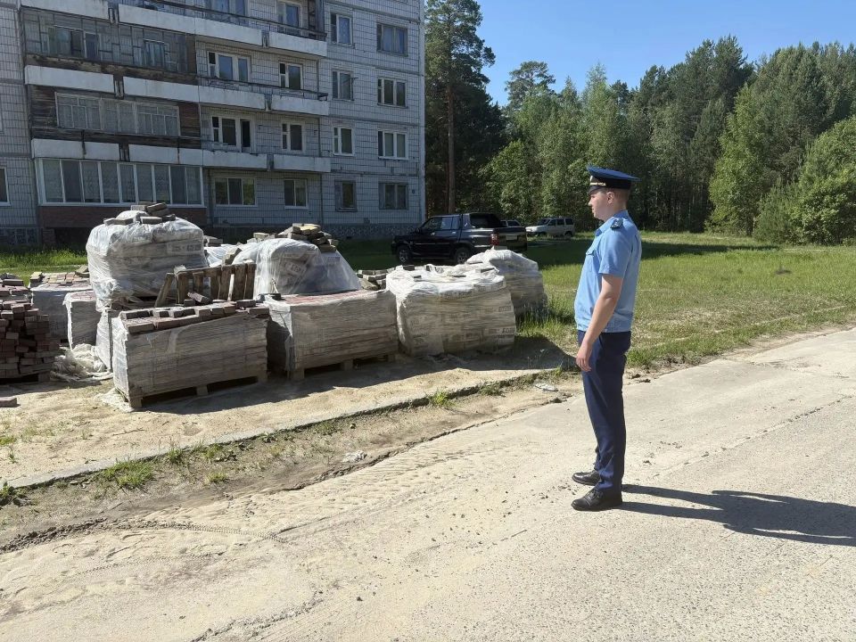Прокуратура г. Кедрового Томской области контролирует ход благоустройства общественной территории, выполняемого в рамках реализации национального проекта «Инфраструктура для жизни»